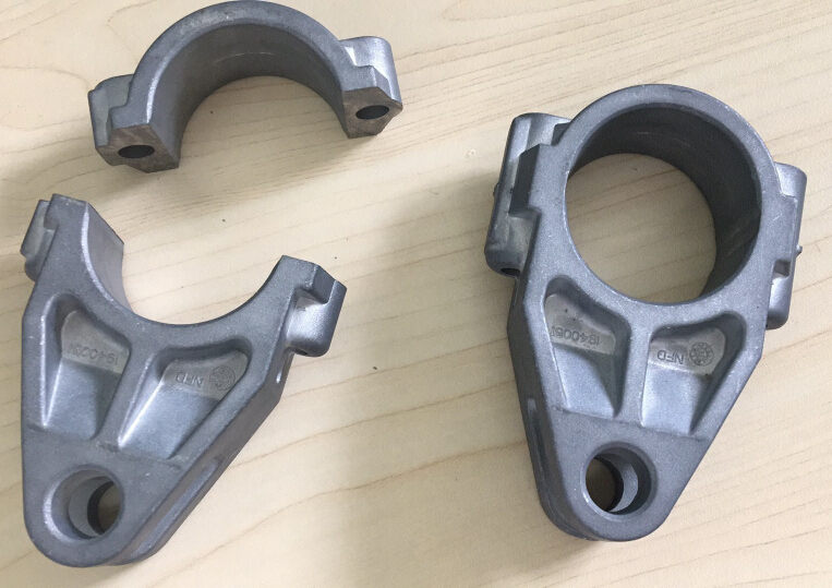 鋁鑄造冒口切割設(shè)備用于汽車零部件，一模兩穴壓鑄件切割方案